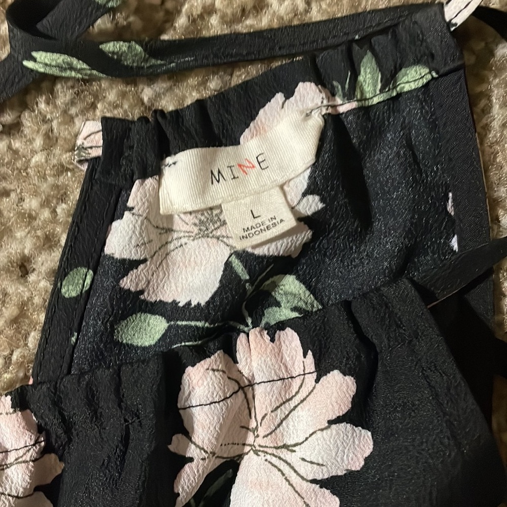 Flower patterned romper with pockets - Picture 3 of 3